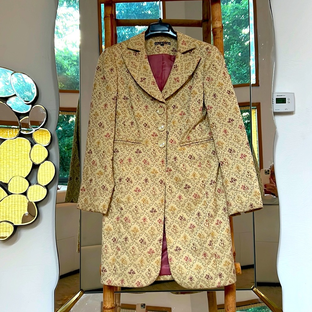 Dalia talus try button down trench. Slit back, silk lined, size 8